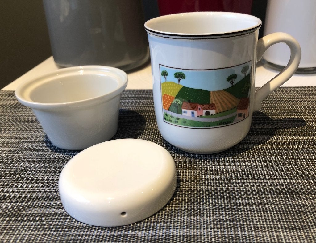 Villeroy & Boch Design Naif Mok met theezeefje en deksel, Huis en Inrichting, Villeroy & Boch, Ophalen of Verzenden, Zo goed als nieuw