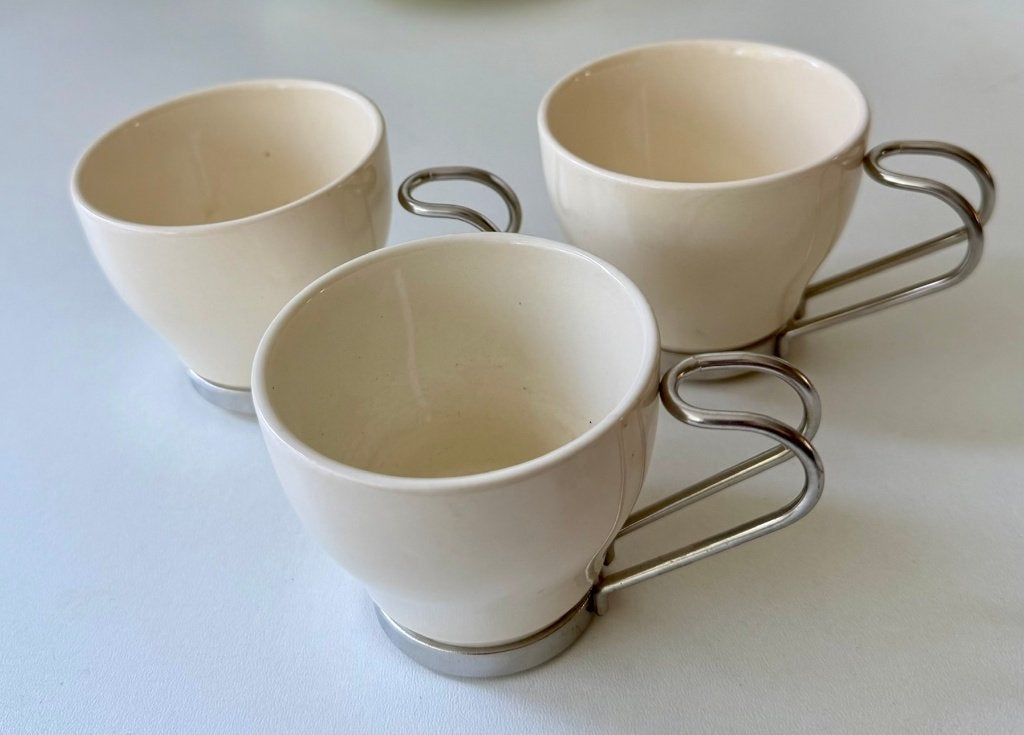 Set van 3 crèmekleurige kopjes met metalen handvat, Keramiek, Ophalen of Verzenden, Zo goed als nieuw, Modern