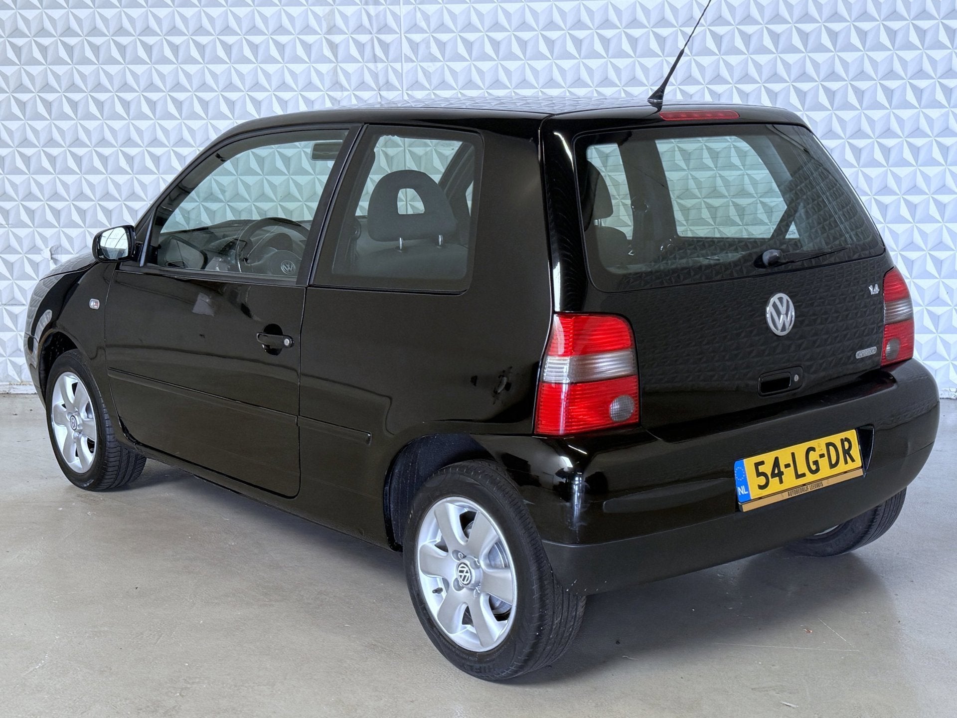 Volkswagen Lupo 1.4-16V Cambridge AUTOMAAT / 81.000km (2003), 450 kg, 31 €/maand, 4 cilinders, Zwart