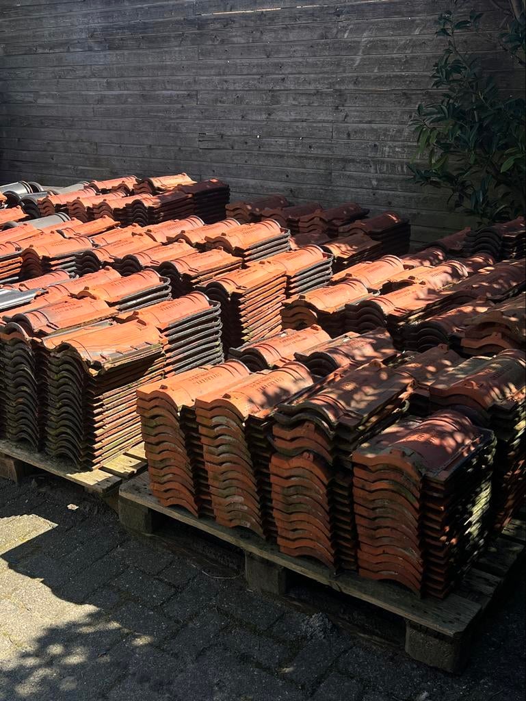 1200 VHV geglazuurde zwarte dakpannen + 80 nokvorsten, Doe-het-zelf en Verbouw, Dakpannen en Dakbedekking, Ophalen, Gebruikt, Steen of Klei