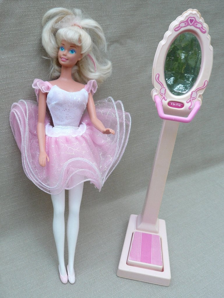 Nostalgische Ballerina Barbie wit roze + weegschaaltje, Ophalen of Verzenden, Gebruikt, Pop, Levensecht of Reborn
