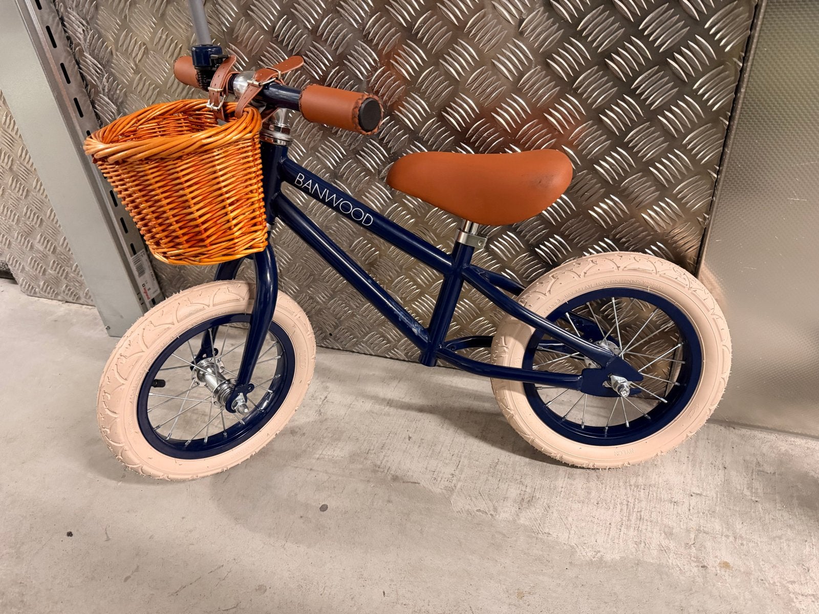Banwood loopfiets met mandje - Zo goed als nieuw, Ophalen of Verzenden, Zo goed als nieuw, Velgrem, Minder dan 16 inch