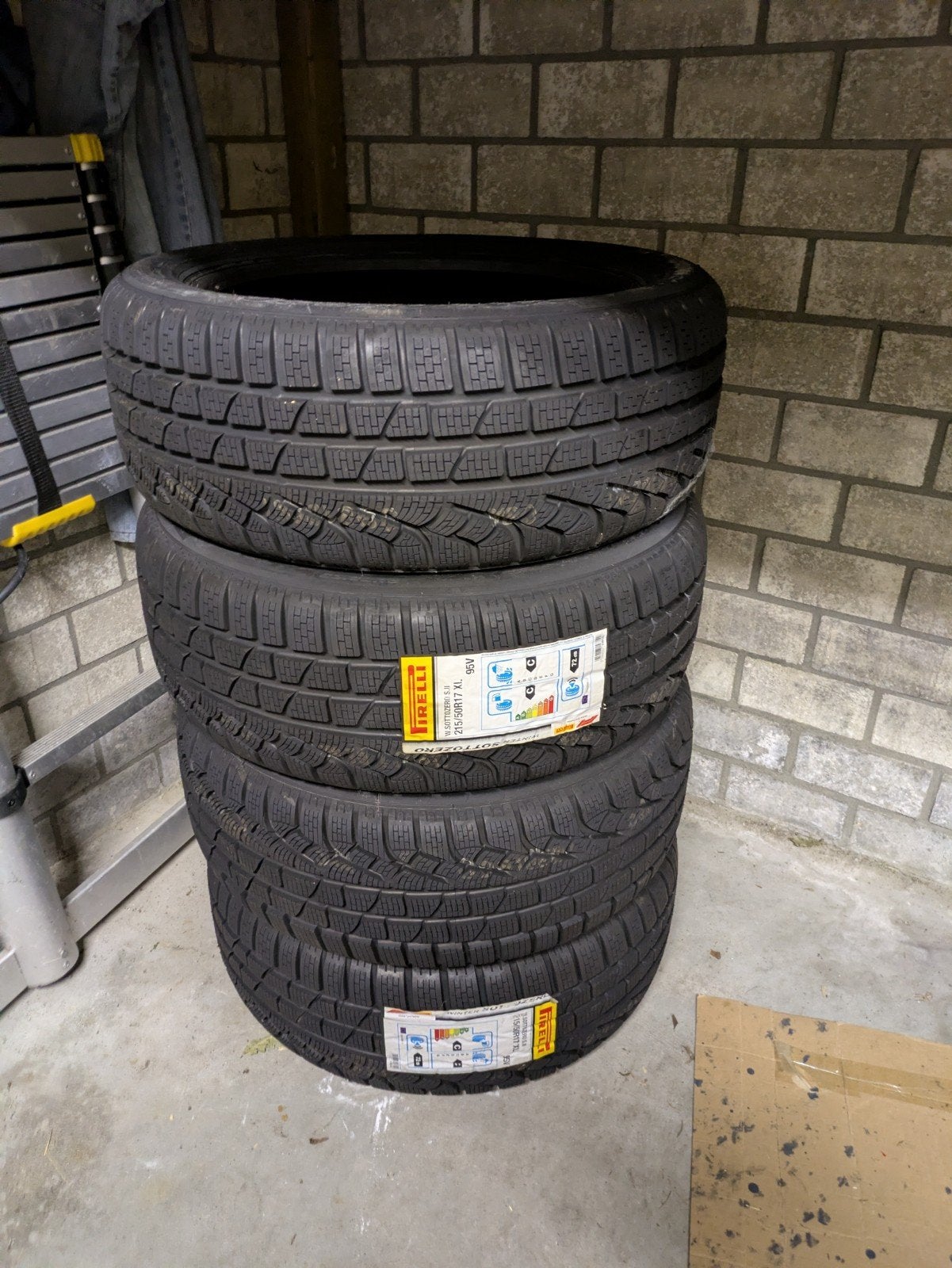Pirelli Winter Sottozero 4 winterbanden 215/50R17 95V XL, Auto-onderdelen, Banden en Velgen, Ophalen, 215 mm, Nieuw, 17 inch