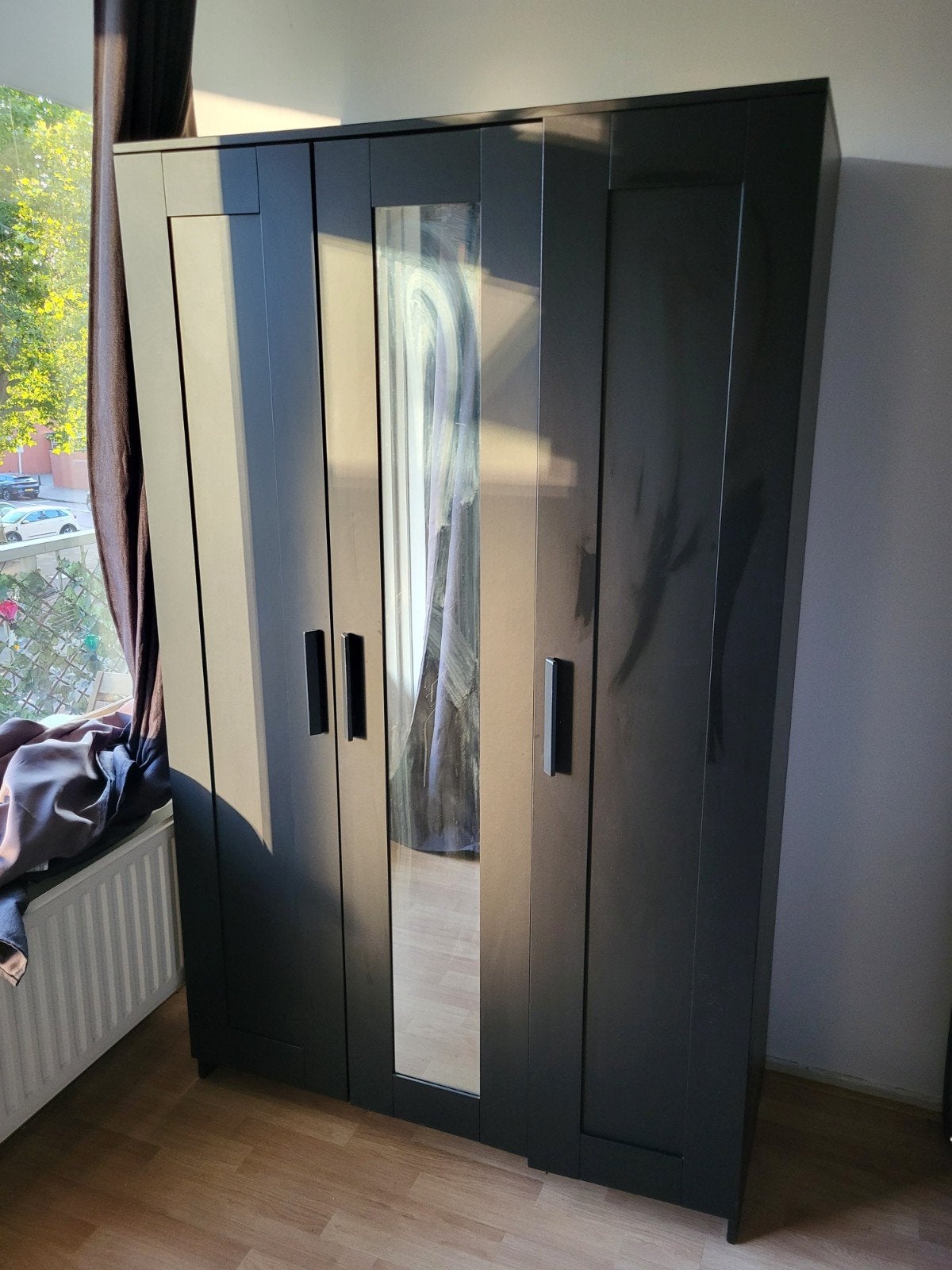 BRIMNES zwarte kledingkast met spiegel in goede staat, Ophalen, Met deur(en), 100 tot 150 cm, Zo goed als nieuw