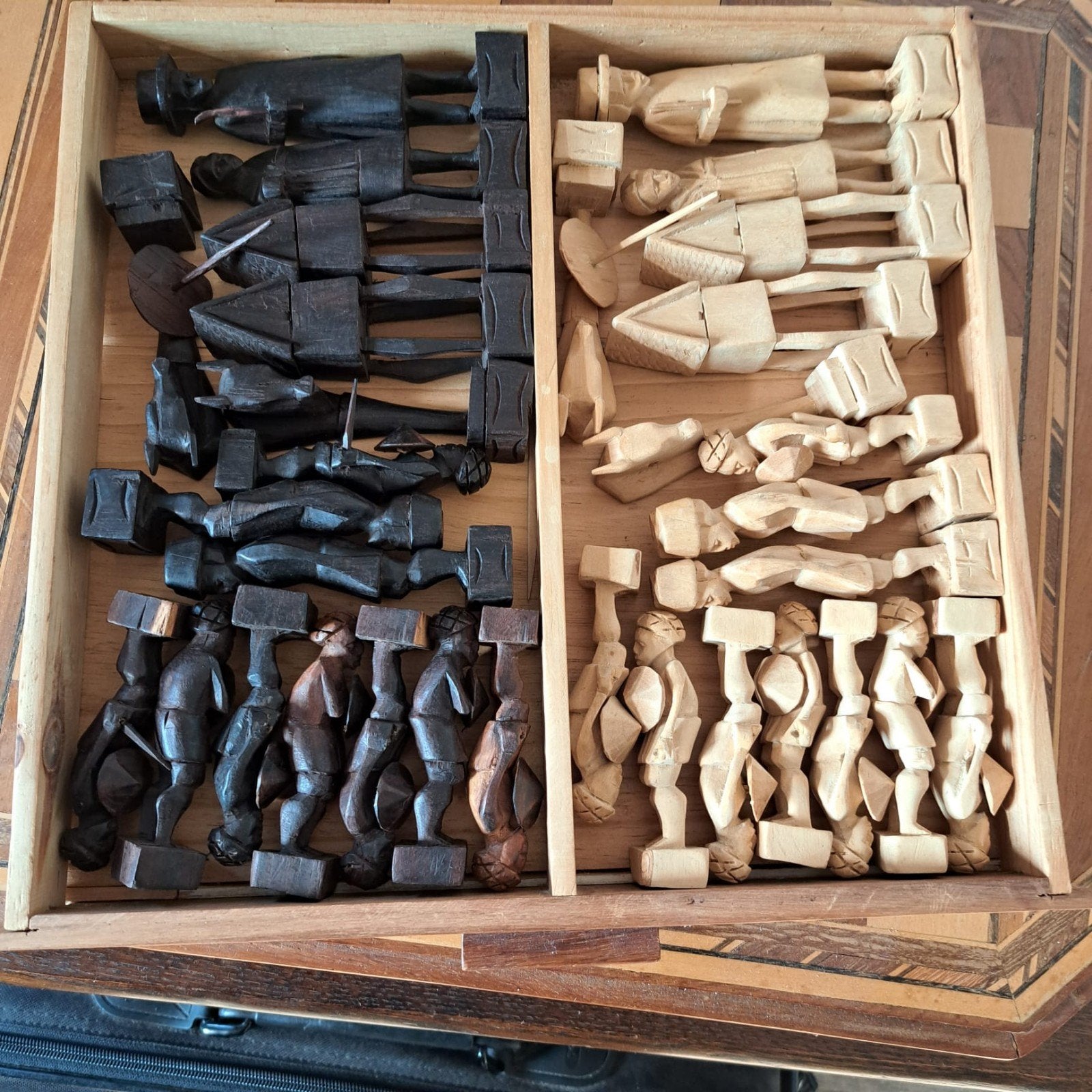 Hand gesneden Schaakspel, Ophalen