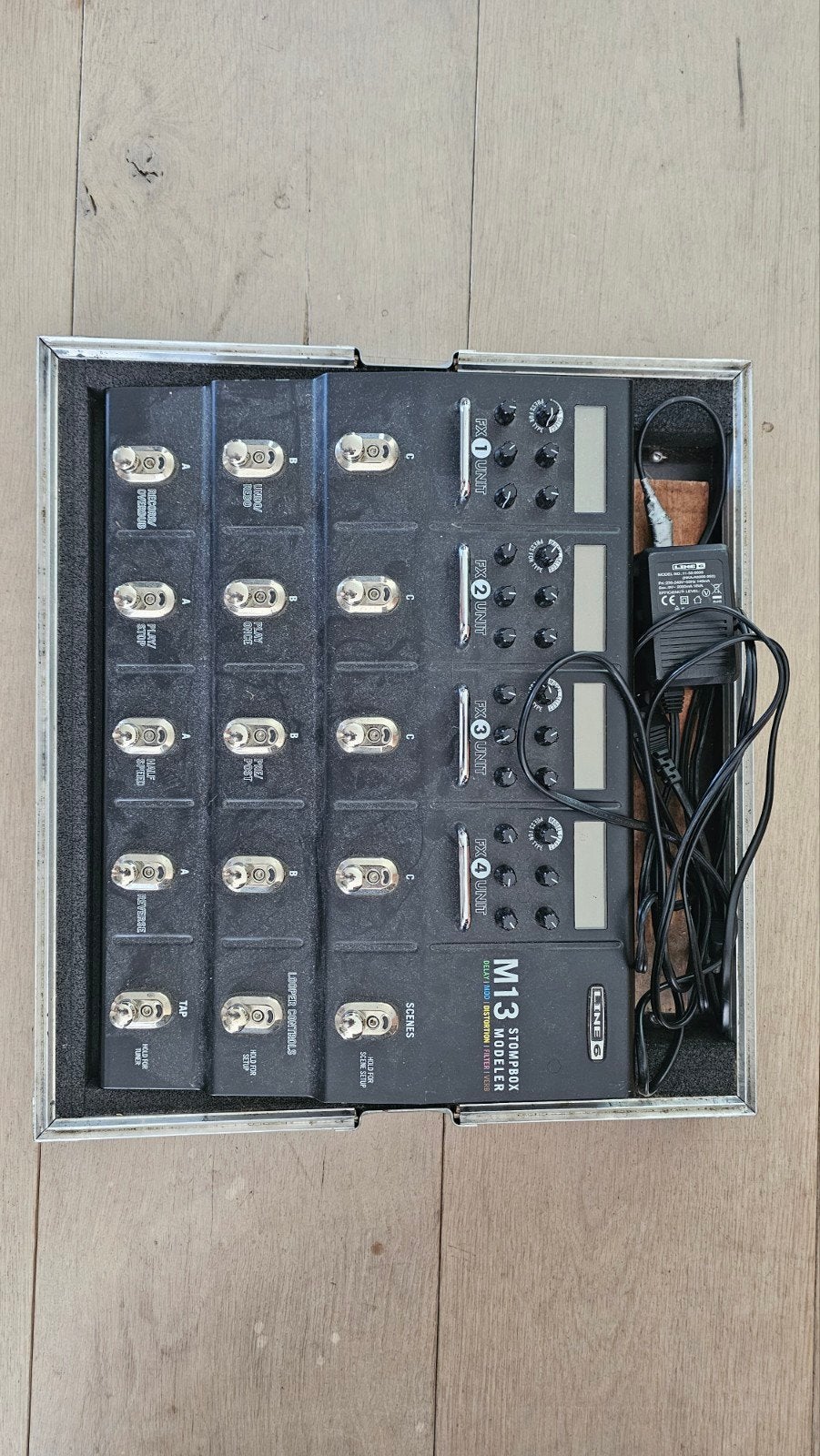 Line6 M13 Multimedia Stompbox Modeller met kist, Muziek en Instrumenten, Effecten, Ophalen