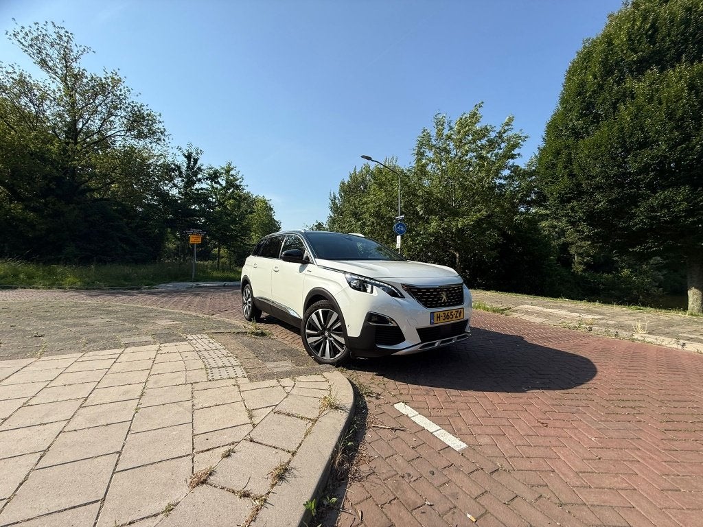 Peugeot 5008 1.2 Puretech 130pk GT S&S Eat8 2020 Wit, Auto's, Peugeot, Lichtsensor, 1199 cc, 7 stoelen, Wit