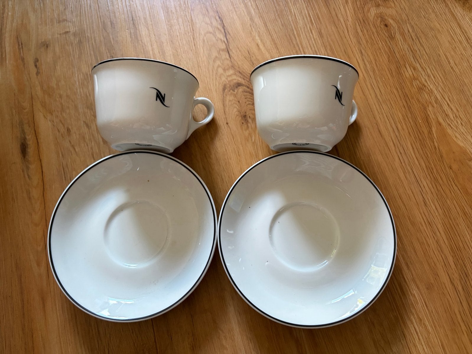 2x Nespresso Lungo kopjes met schotels, Huis en Inrichting, Keuken | Servies, Overige merken, Ophalen of Verzenden, Zo goed als nieuw