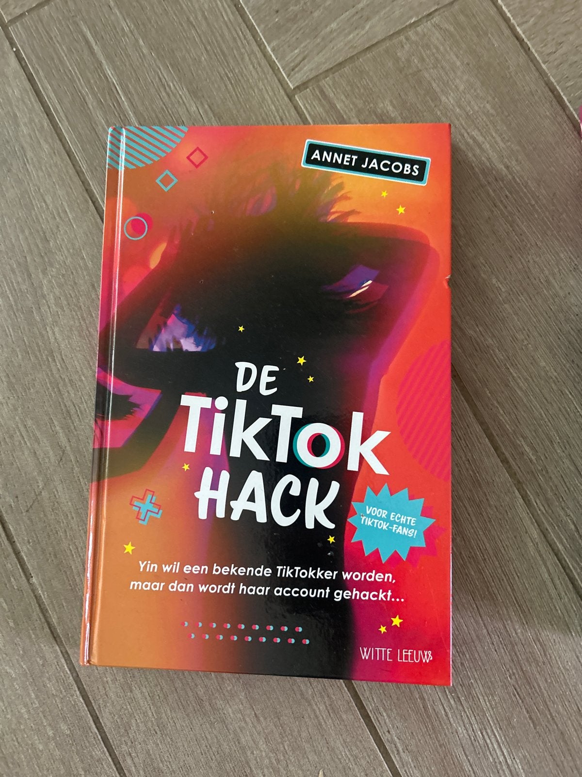 De TikTok Hack - Annet Jacobs (voor echte TikTok-fans!), Ophalen of Verzenden, Zo goed als nieuw, Fictie