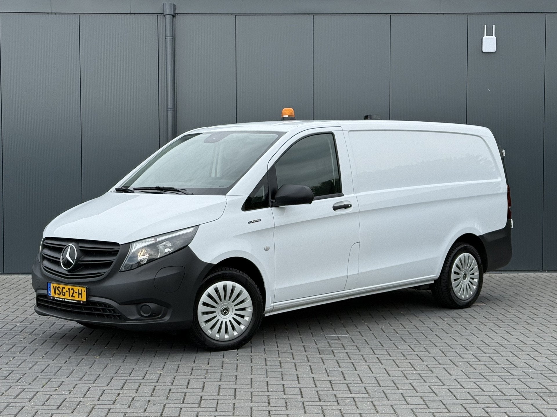 Mercedes-Benz eVito 66 kWh / FULL ELECTRIC / SOH 93% / L2H1, Gebruikt, 116 pk, Wit, 264 km