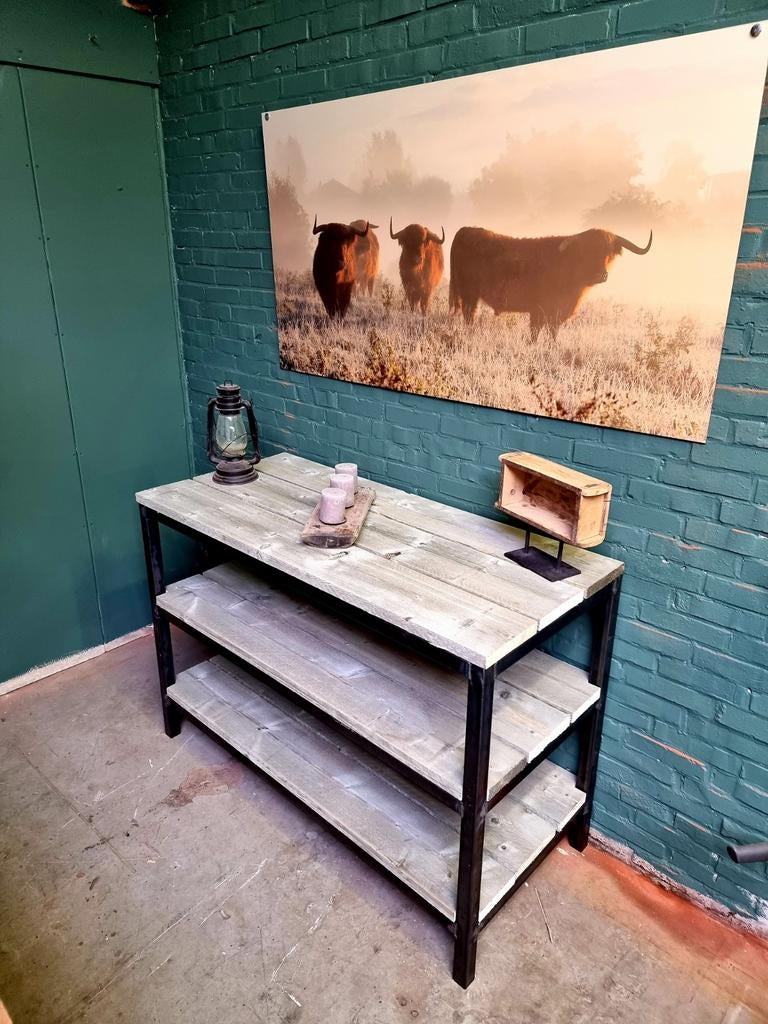 Sidetable/werktafel van staal en hout. Industrieel, Huis en Inrichting, Tafels | Sidetables, Overige houtsoorten, 100 tot 150 cm