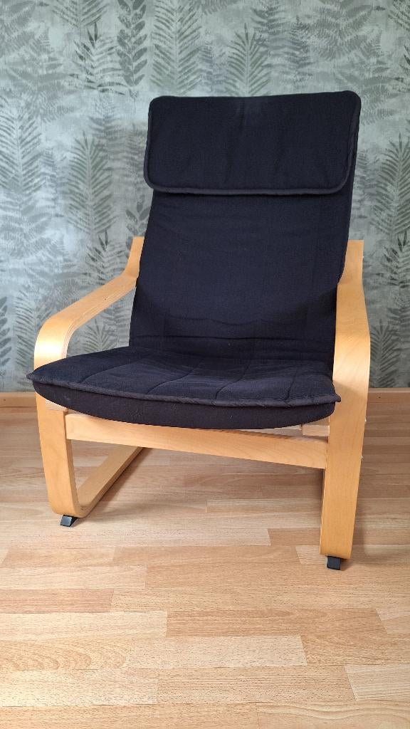 Ikea Poang stoel met voetenbankje met zwarte kussens, Huis en Inrichting, Stoelen, Ophalen, Gebruikt, Zwart, Hout