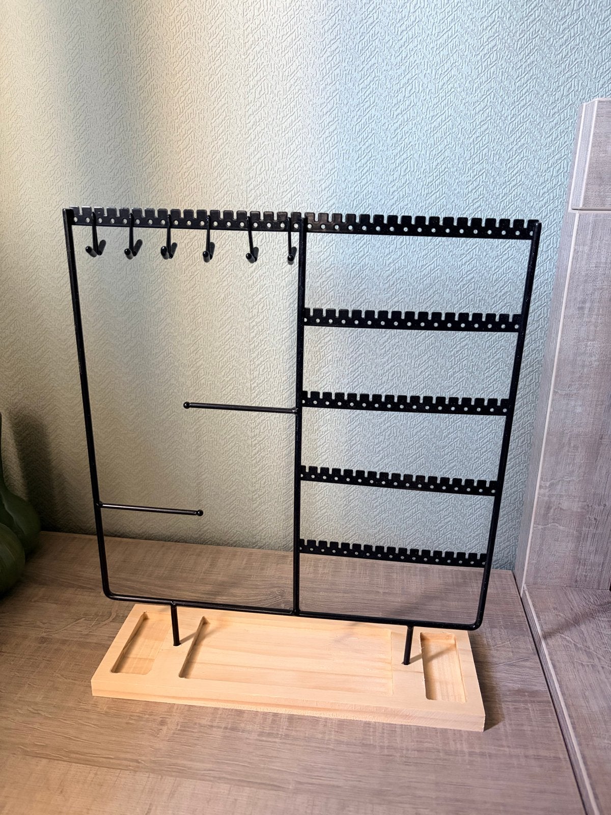 Nieuw Zwart Sieradenrekje met Houten Voet - Oorbellen & Kett, Sieraden, Tassen en Uiterlijk, Overige Accessoires, Ophalen of Verzenden