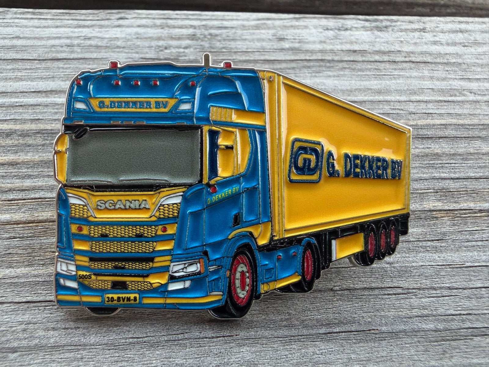 Speldjes: Scania &  vlaggen G. Dekker B.V., Ophalen, Zo goed als nieuw, Transport, Speldje of Pin
