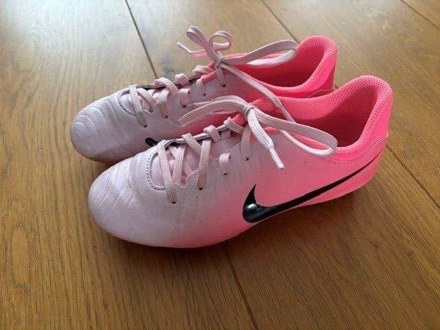 Aangeboden: Nike voetbalschoen (maat 35), Sport en Fitness, Voetbal, Maat XS of kleiner, Schoenen, Ophalen of Verzenden, Zo goed als nieuw