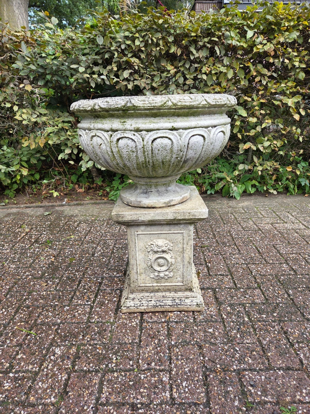 Grote stenen bloempot op sokkel - Tuinvaas, Ophalen, Gebruikt, 40 cm of meer, Rond