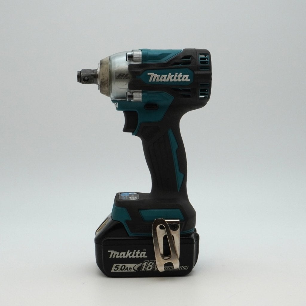 Makita DTW300 Slagmoersleutel incl. 5Ah Accu in Nette Staat, Doe-het-zelf en Verbouw, Makita, Zo goed als nieuw, Support@makita.com