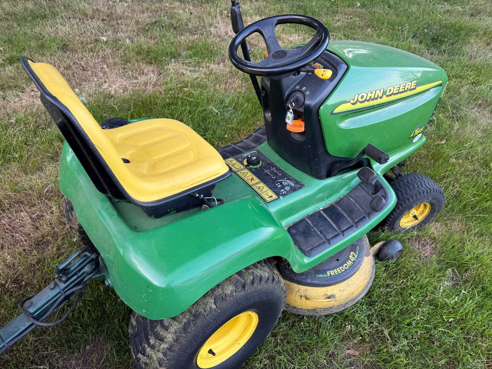 John Deere LT166 Zitmaaier met aanhanger en sneeuwschuiver, Ophalen, Cirkelmaaier, Gebruikt, Mulchfunctie