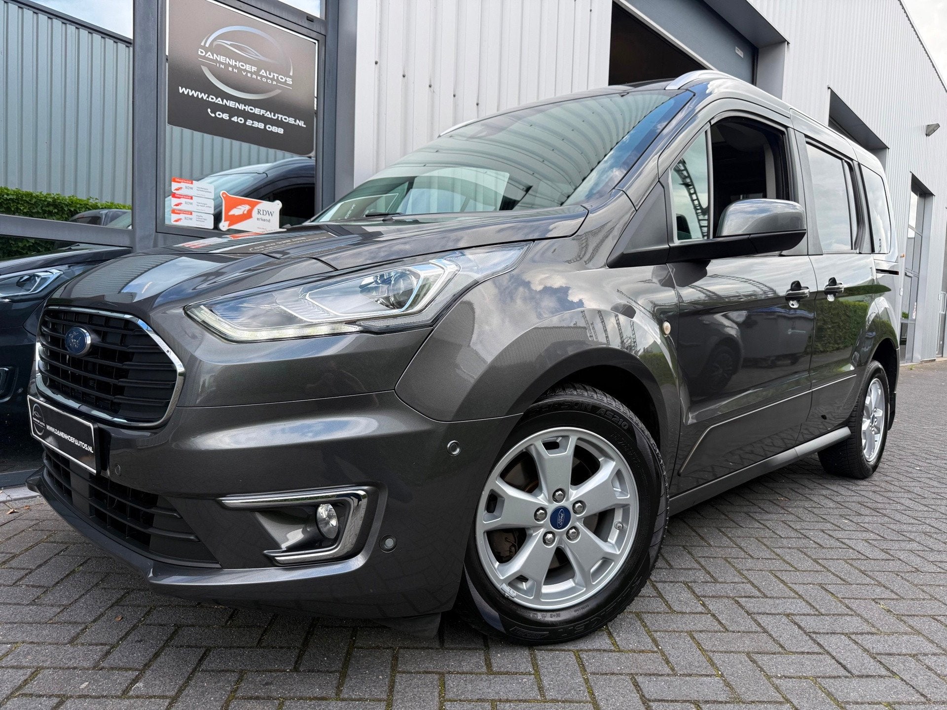 Ford Tourneo Connect Compact 1.0 Titanium vol opties, Auto's, Voorwielaandrijving, Gebruikt, Euro 6, Automatische klimaatregeling