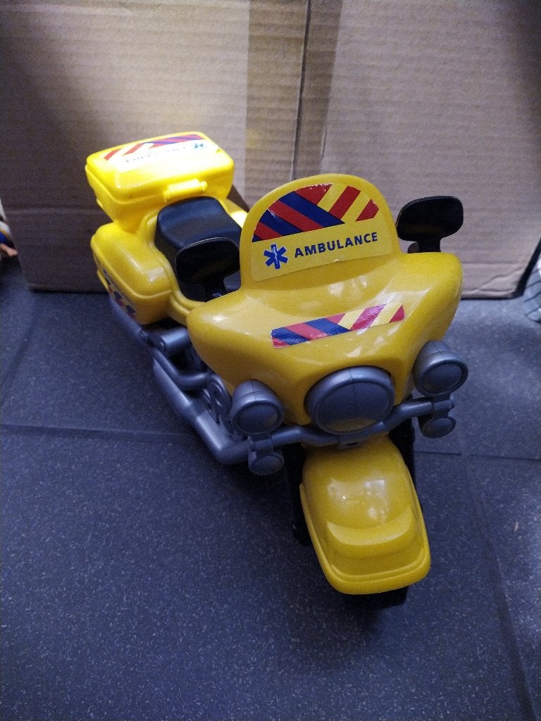 Gele speelgoed motor ambulance, Kinderen en Baby's, Speelgoed | Speelgoedvoertuigen, Ophalen of Verzenden, Gebruikt