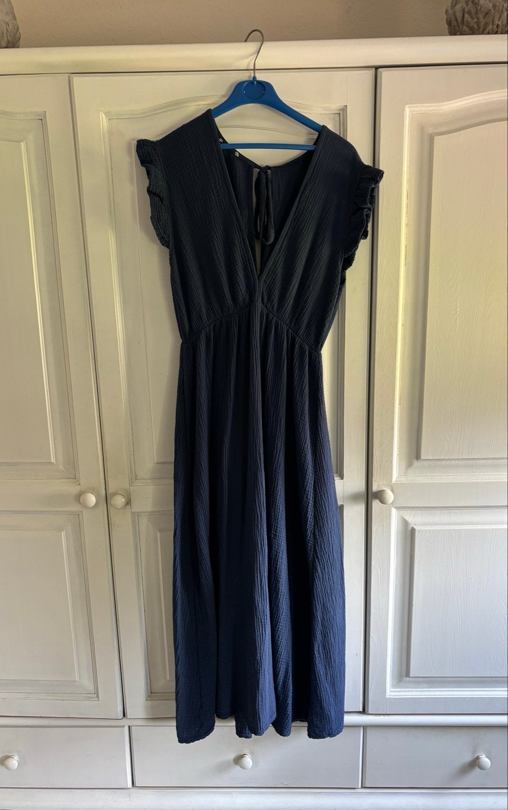 Donkerblauwe maxi jurk met V-hals en ruches mouwen, Blauw, Maat 42/44 (L), Ophalen of Verzenden, Zo goed als nieuw