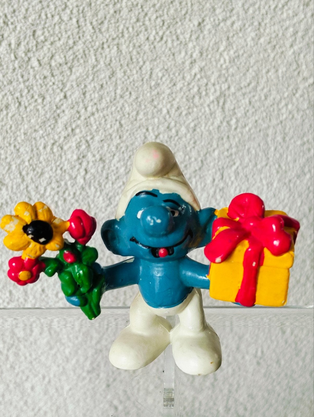 Vintage Smurf met bloemen en cadeau - Schleich 1978, Ophalen of Verzenden, Gebruikt, Overige Smurfen, Poppetje, Figuurtje of Knuffel