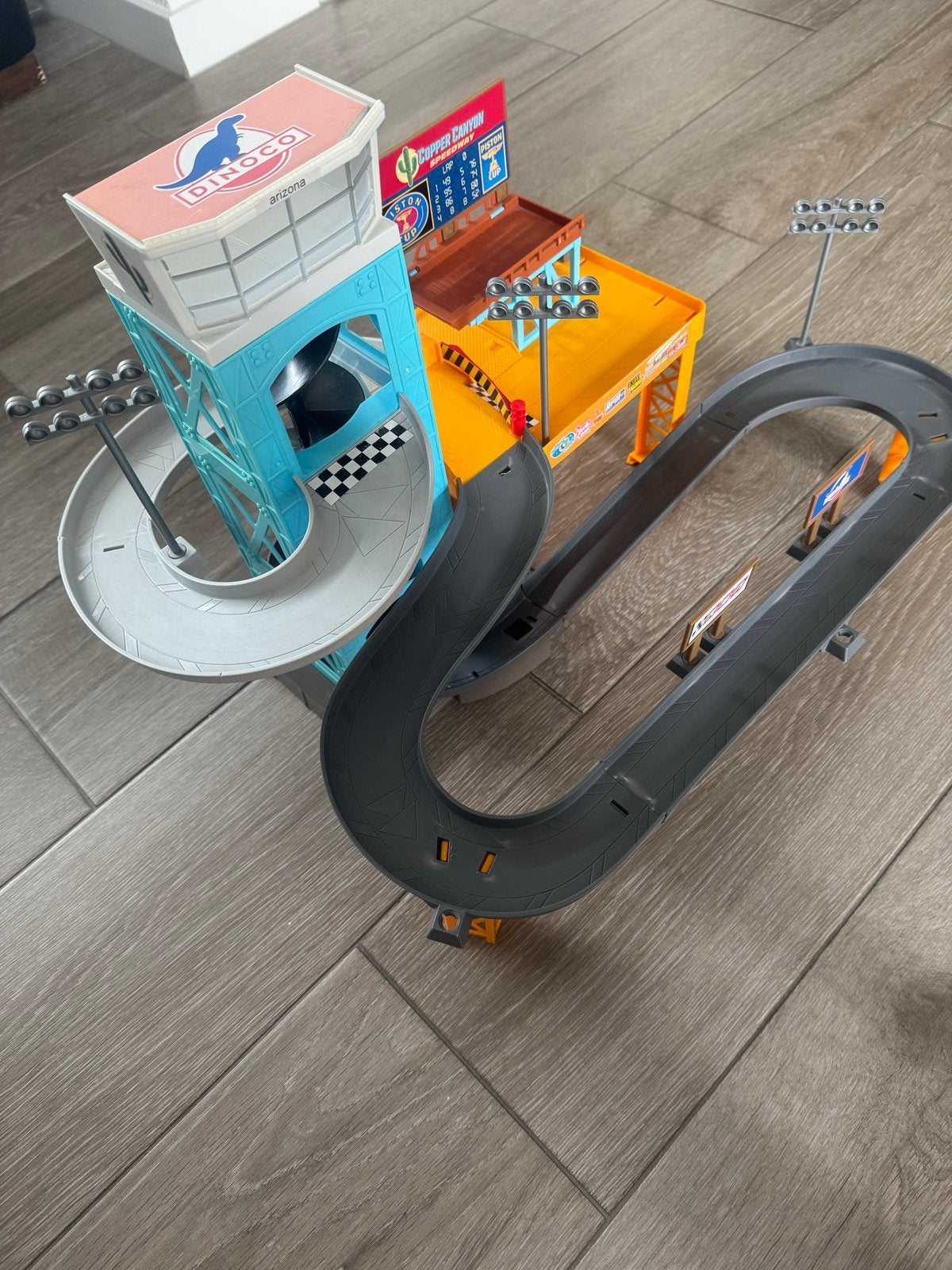 Cars 3 Racebaan Dinoco Cruz Ramirez, Racebaan, Zelf te bouwen, Zo goed als nieuw, Handmatig