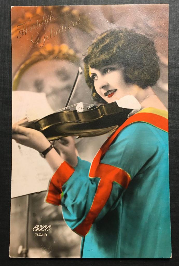 Prentbriefkaart: Vrouw Speelt Viool., Ophalen of Verzenden, 1920 tot 1940, Gelopen, Overige thema's