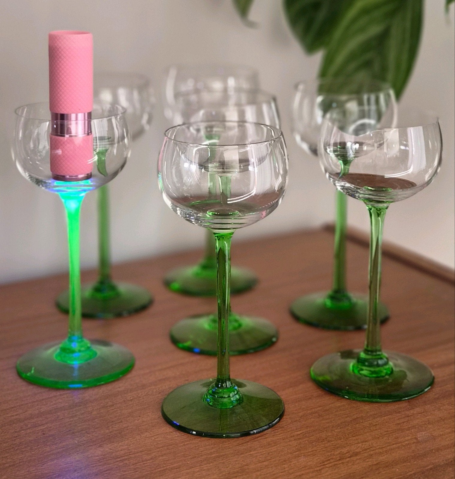Zeven wijnglazen van uraniumglas, annagroen, Antiek en Kunst, Ophalen of Verzenden