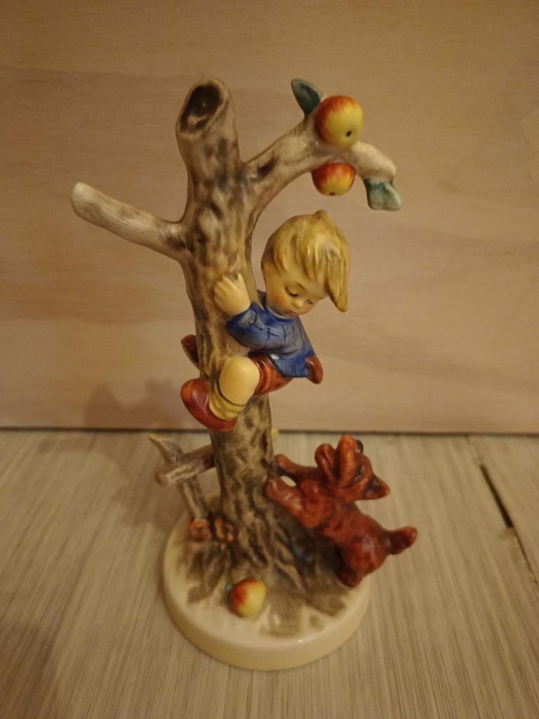 Vintage Hummel beeldje: Jongen in boom met hond, Ophalen of Verzenden, Zo goed als nieuw, Hummel