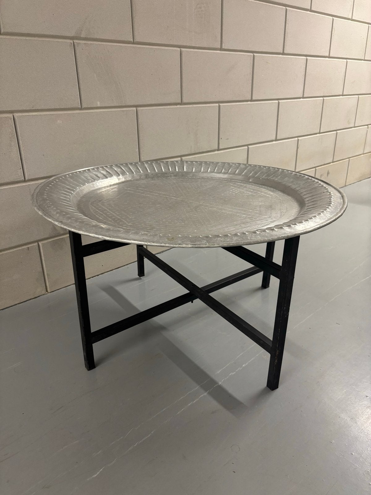 Bijzettafel met Marokkaanse schaal en losse poot, Ophalen, Gebruikt, Rond, Metaal of Aluminium