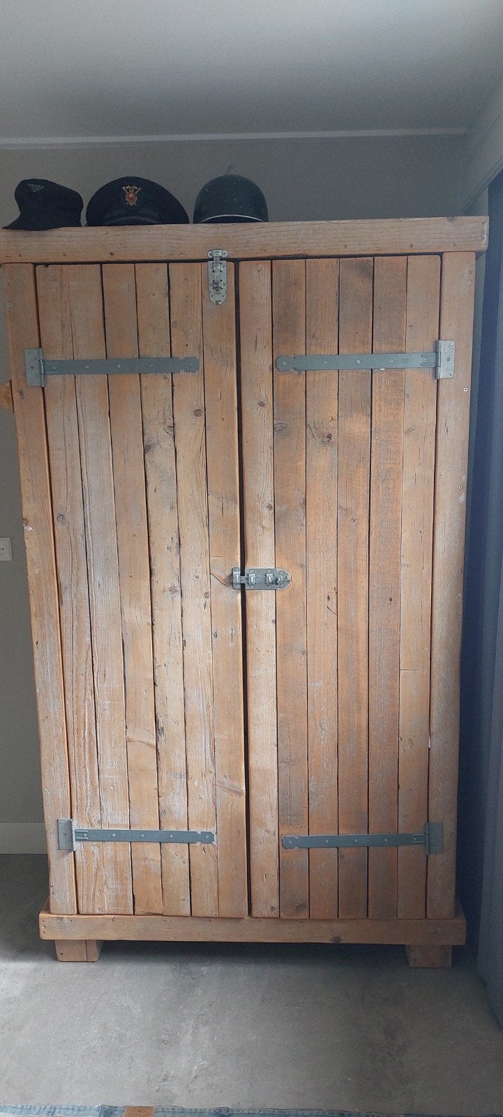 Unieke kledingkast van Jorg Steigerhout, Met deur(en), 100 tot 150 cm, 150 tot 200 cm, 50 tot 75 cm