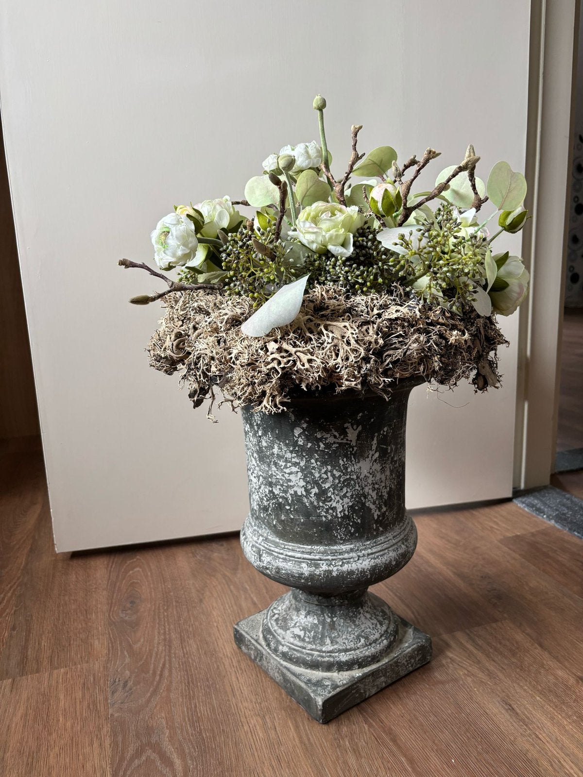 Vaas opgemaakt met kunstbloemen, Huis en Inrichting, Woonaccessoires | Vazen, Ophalen, Gebruikt, Overige kleuren