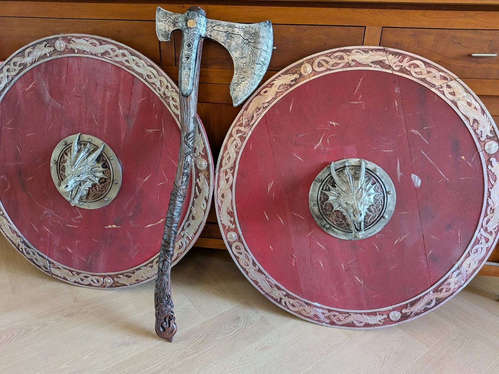 2 Viking schilden met drakenkop - Cosplay/Decoratie, Ophalen of Verzenden, Gebruikt, Toneelattributen of Onderdelen