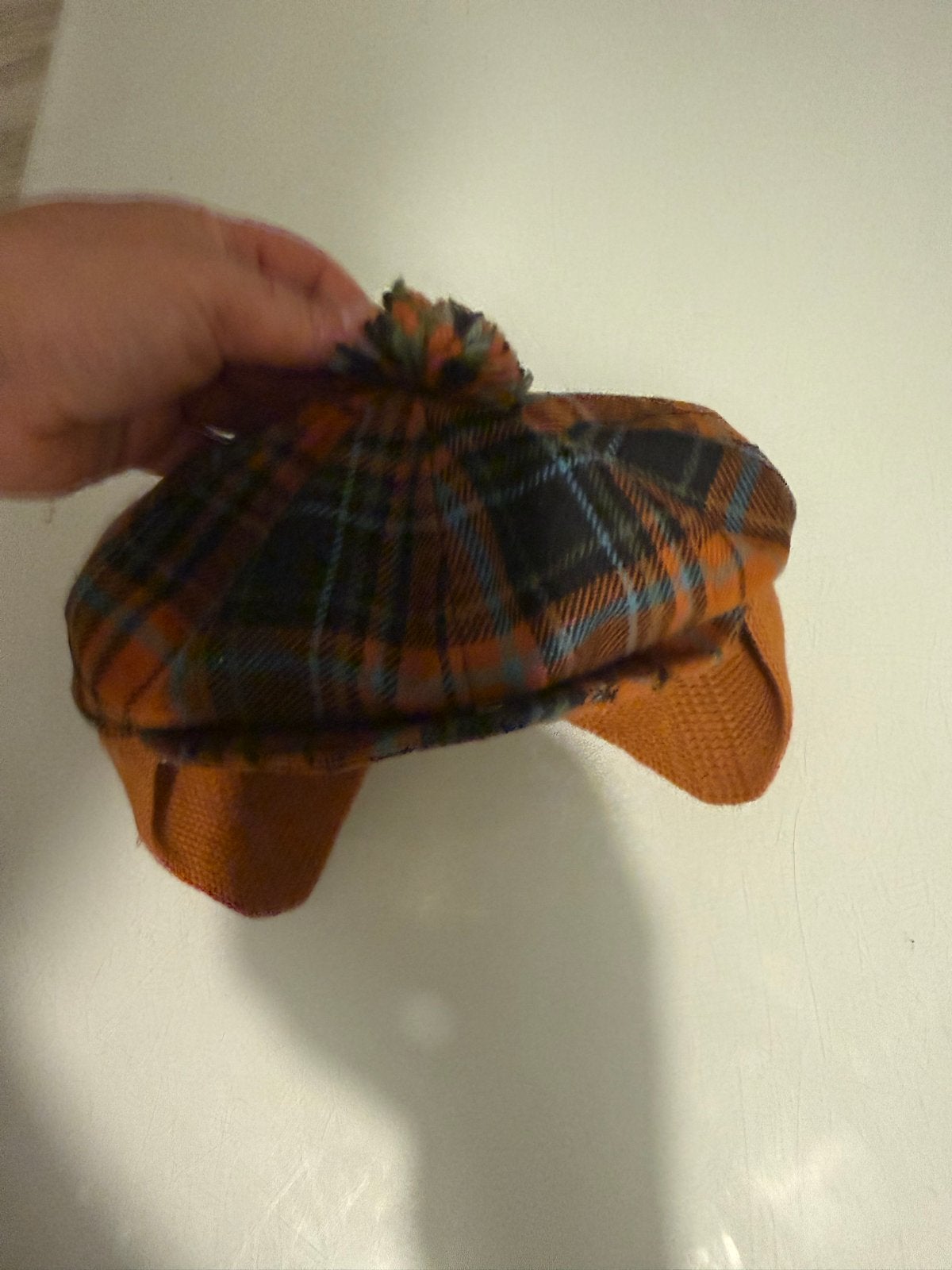 Vintage geruite pet met oorkleppen en pompon, Kleding | Dames, Ophalen of Verzenden, Gedragen, One size fits all, Pet