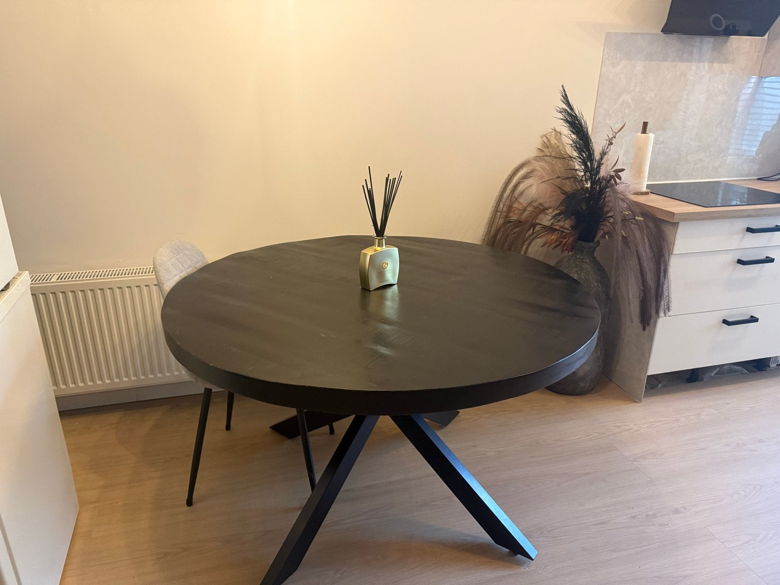 Stijlvolle ronde eettafel - Zwart, 130 cm diameter, Huis en Inrichting, Gebruikt, 100 tot 150 cm, Rond, Ophalen of Verzenden