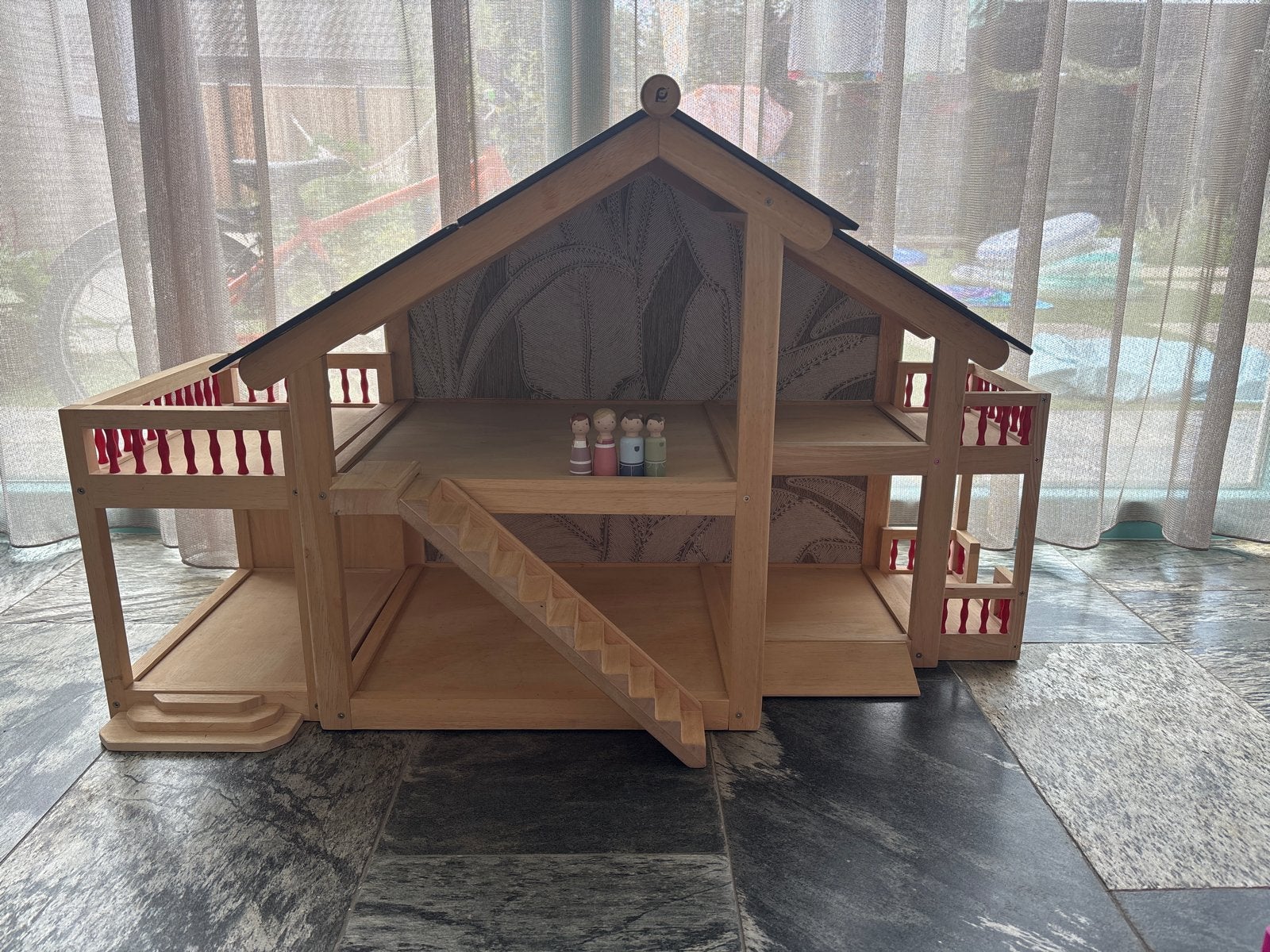 Houten poppenhuis met meubels en poppetjes, Ophalen, Zo goed als nieuw, Overige typen