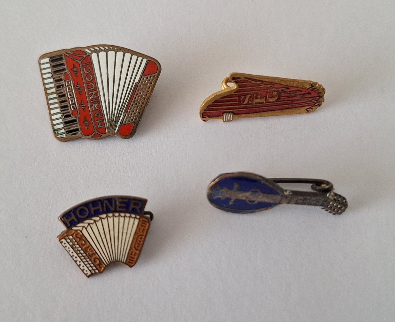 Set van 4 vintage muziekinstrument speldjes, Ophalen of Verzenden, Gebruikt, Overige onderwerpen, Speldje of Pin