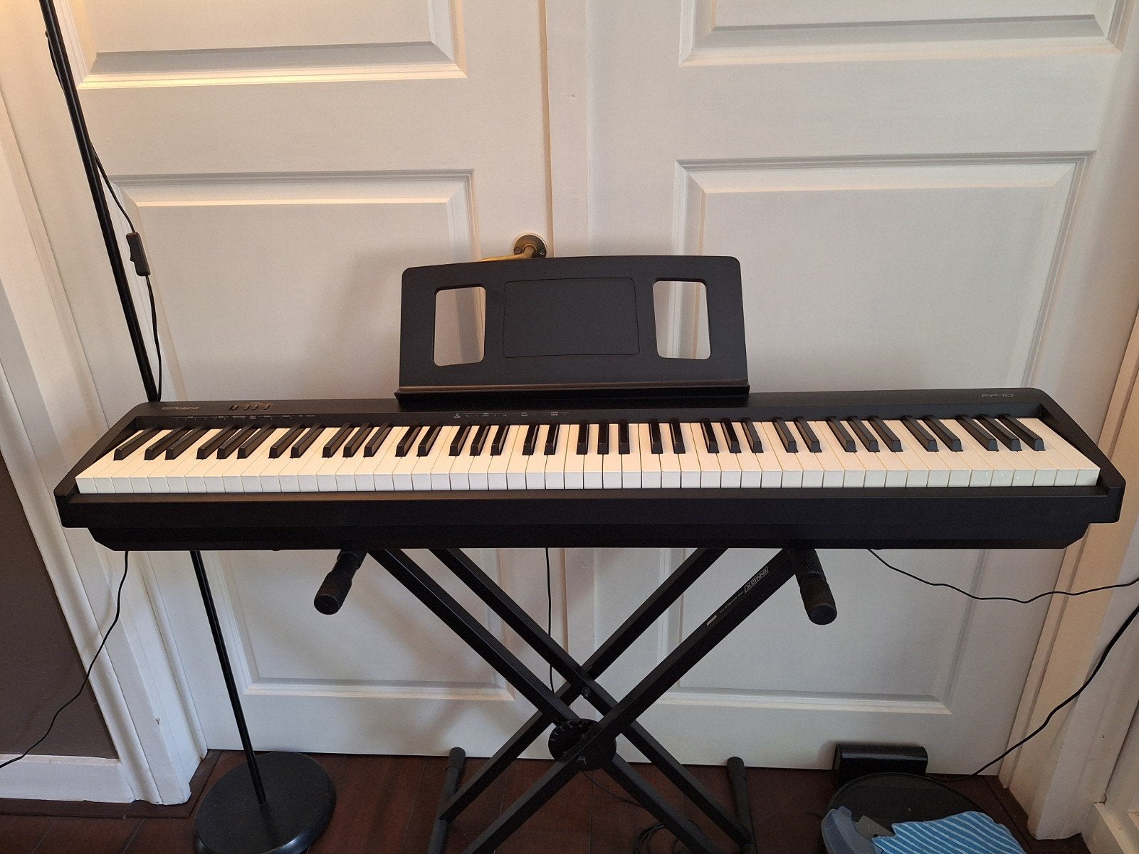 Roland FP-10 digitale piano keyboard met standaard, Ophalen, Zo goed als nieuw, Zwart