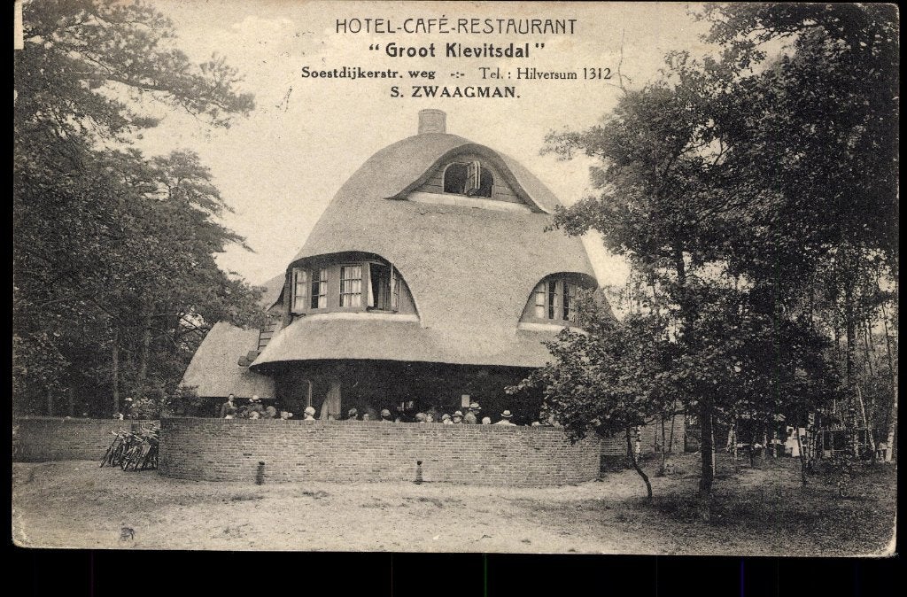 Hilversum (N.H.), Hotel Café Groot Kievitsdal met volk,1928., Verzenden, 1920 tot 1940, Gelopen, Noord-Holland