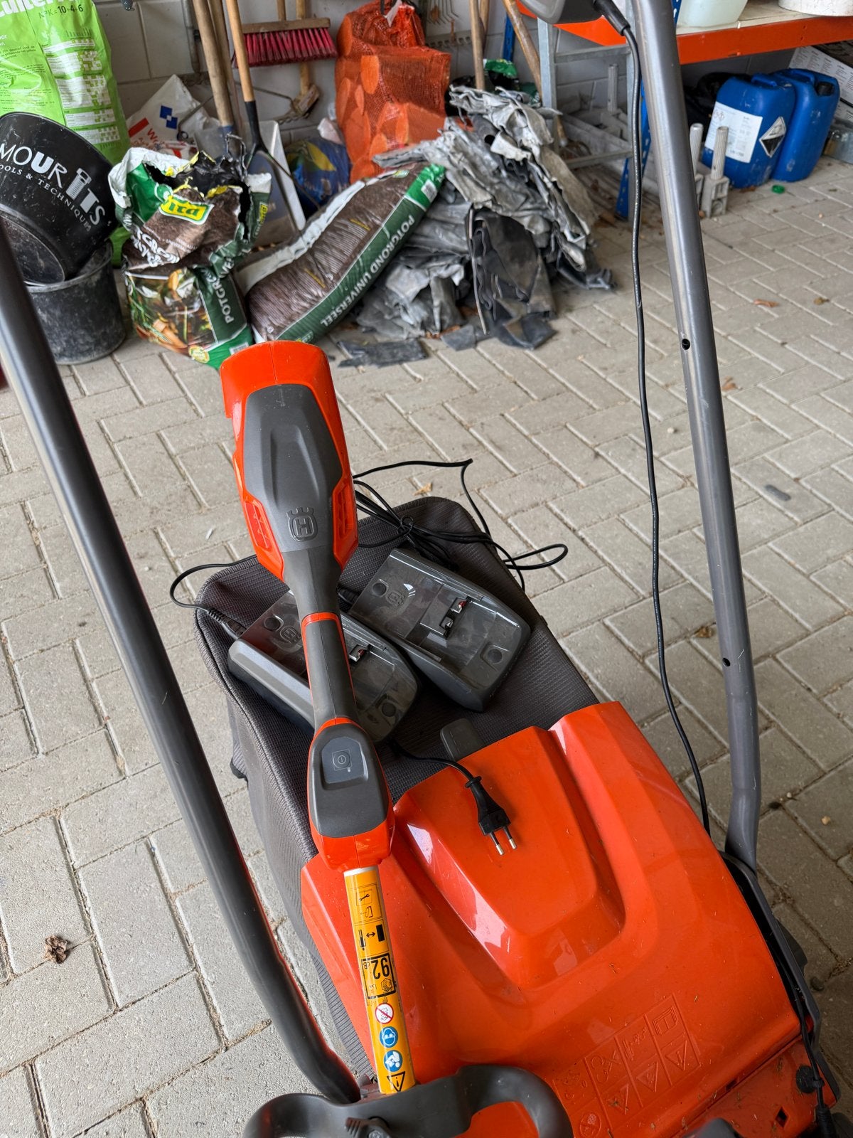 Husqvarna Accu Grasmaaier met Trimmer en Accu's, Cirkelmaaier, Gebruikt, Accu-grasmaaier, Ophalen of Verzenden