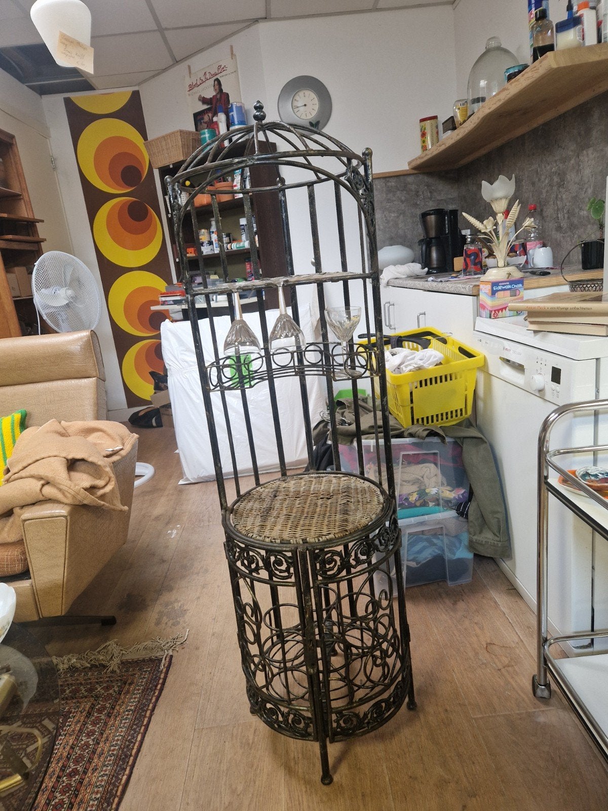 Smeedijzeren wijnrek met rieten details, Huis en Inrichting, Woonaccessoires | Wijnrekken, Ophalen, Gebruikt, 5 tot 15 flessen