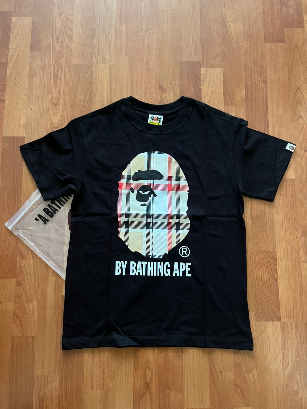 Bape x Burberry T shirt zwart Maat S Nieuwstaat, Ophalen of Verzenden, Nieuw, Maat 46 (S) of kleiner, Zwart