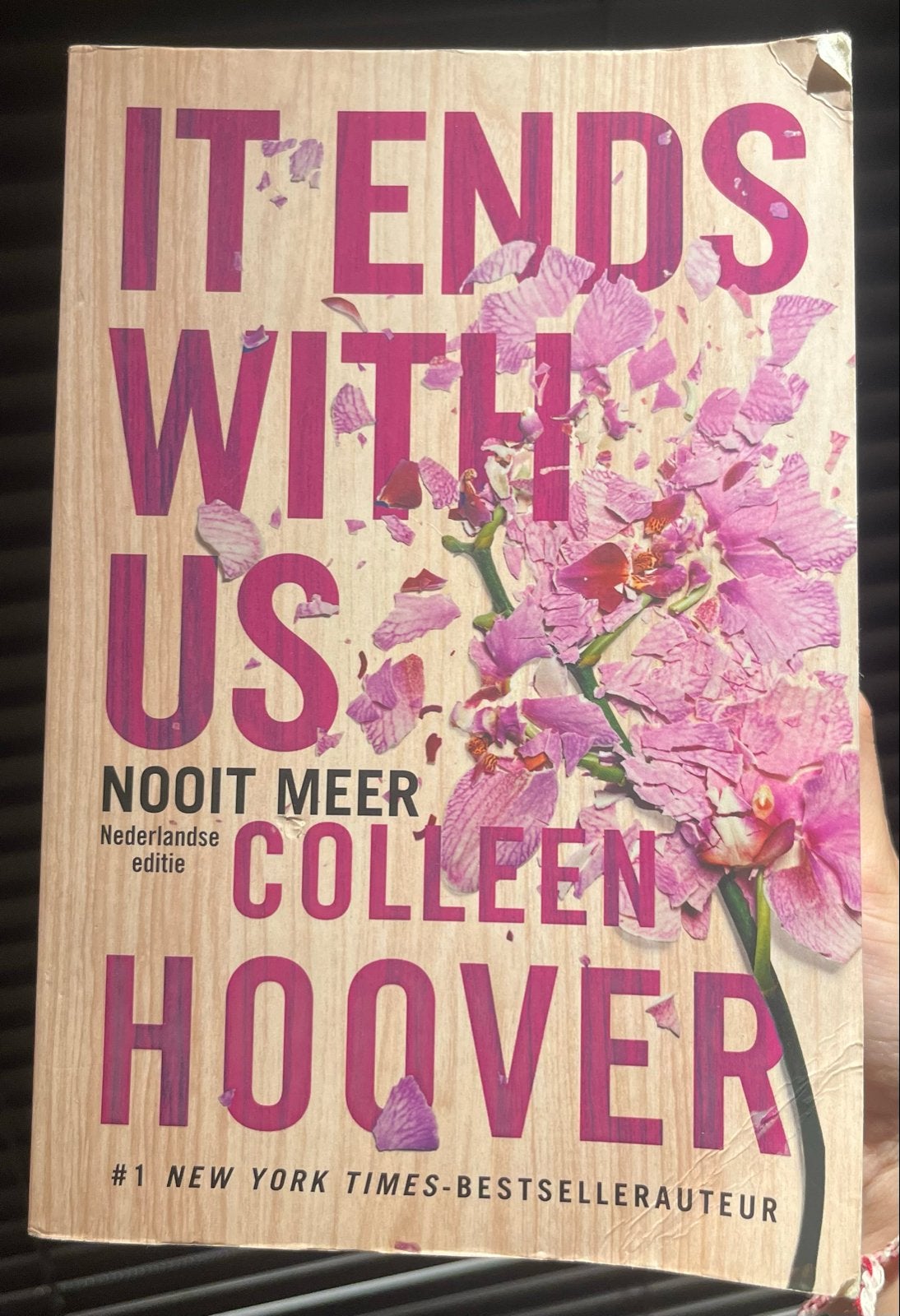 It Ends With Us - Colleen Hoover (Nederlandse editie), Ophalen of Verzenden, Zo goed als nieuw, Nederland
