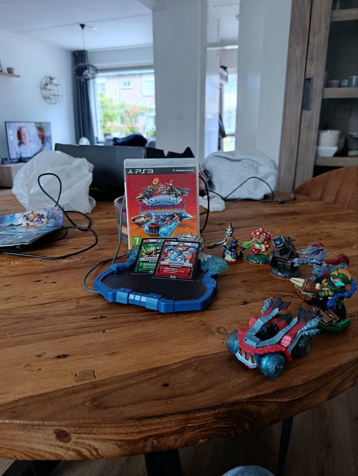 skylanders set game twee kaarten en de popetjes(collectibles, Ophalen of Verzenden, Zo goed als nieuw