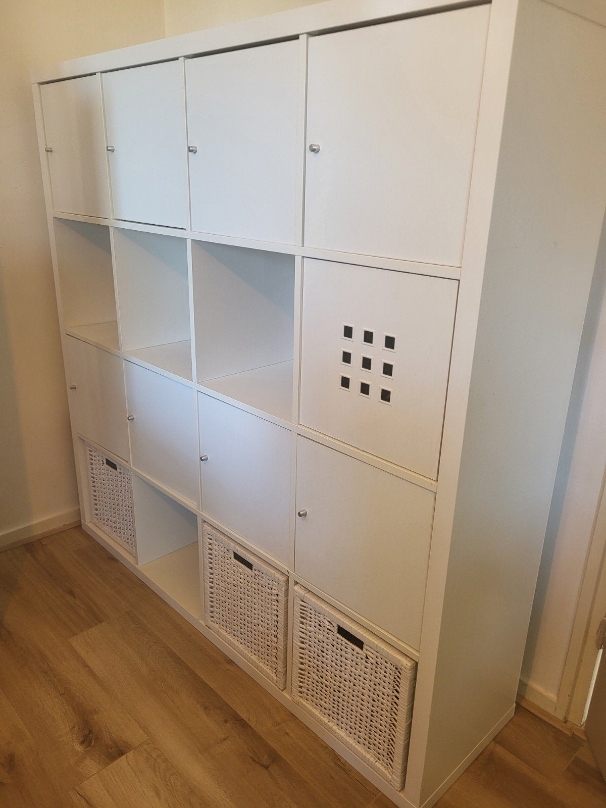 Witte Kallax Kast van Ikea met Opbergvakken en Manden, Ophalen, Overige materialen, 100 tot 150 cm, Modern, Functioneel