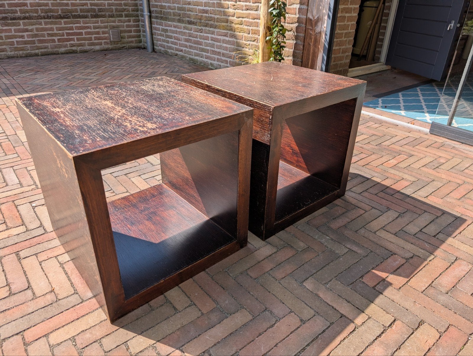 Te koop: 2 Teak houten bijzettafels, Minder dan 55 cm, Gebruikt, Koloniaal, Vierkant