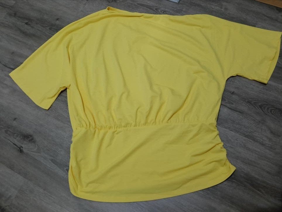 Geel T-shirt met korte mouwen en ruches - Maat 4XL, Kleding | Dames, Geel, Maat 46/48 (XL) of groter, Ophalen of Verzenden, Zo goed als nieuw