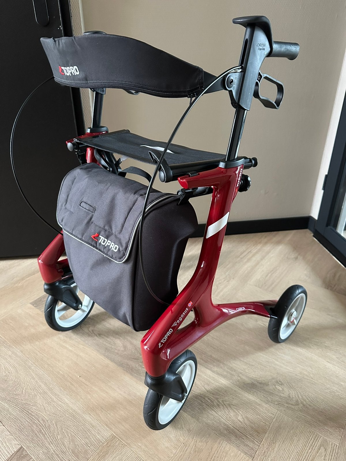 Nieuwe Topro Pegasus Carbon Rollator Red, Diversen, Rollators, Zo goed als nieuw, Lichtgewicht, Opvouwbaar, Ophalen of Verzenden