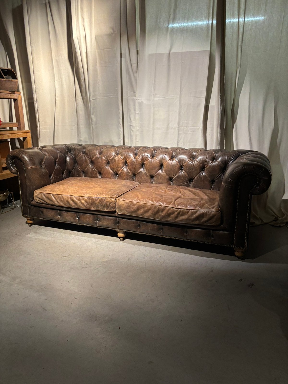 Prachtige stoere Chesterfield bank 2.35 breed, Huis en Inrichting, Gebruikt, Stoer klassiek industrieel, Rechte bank, 200 tot 250 cm